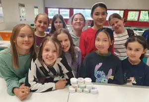 Gruppenphoto der Schülerinnen mit den selbst hergestellten Cremes