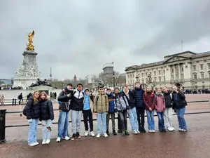 Die Schülerinnen und Schüler vor dem Buckingham Palace