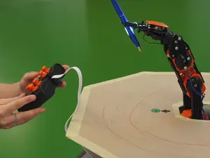 Ein Roboterarm hält einen Stift