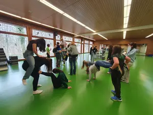 Die Schülerinnen und Schüler beim Stduium von Bewegungen in der Sporthalle des KIT