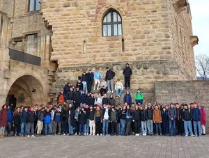 Die Teilnehmerinnen und Teilnehmer der Exkusrion zum Hambacher Schloss vor dem Schloss