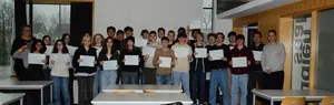 Gruppenphoto der Schülerinnen und Schüler bei der Überreichung ihrer DELF-Zertifikate